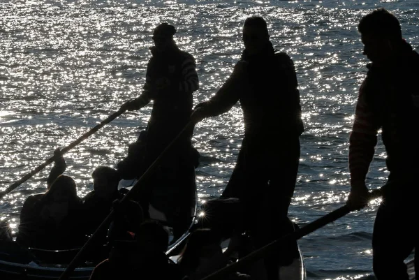 Büyük Kanal 'da, Gondol' da siyahlı gondolcu güneş ışığına karşı. Venedik. İtalya. 