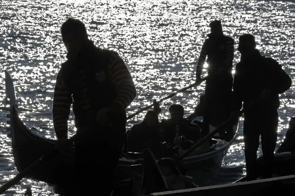 Büyük Kanal 'da, Gondol' da siyahlı gondolcu güneş ışığına karşı. Venedik. İtalya. 