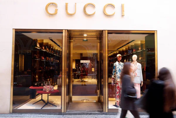 Gucci butik vitrinleri. Verona. İtalya. 