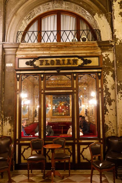 Geceleri San Marco Meydanı. Meşhur Florian Kafesi. Venedik. İtalya. 