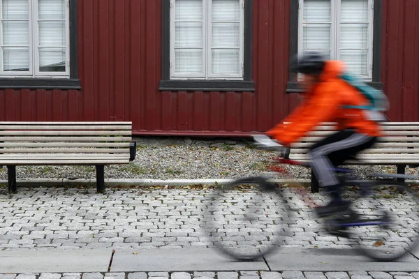 Sokakta bisiklet süren bir adam. Trondheim. Norveç. 