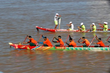 Phnom Penh, Bon Om Touk 'u, Kamboçya Su Festivali' ni Tonle Sap Nehri 'nde ejderha teknesi yarışıyla kutluyor. Kamboçya. 