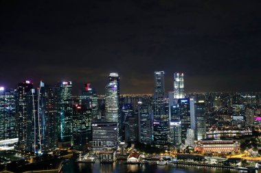 Singapur 'un finans bölgesinin manzarası ve gece iş binası. Clarke Quay ve Singapur Nehri. Singapur. 