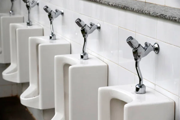Urinóis Masculinos Uma Casa Banho Pública Com Sistema Descarga Automática — Fotografia de Stock