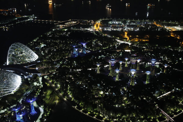 сад у залива ночью. singapore. 