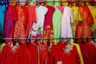 Renkli Vietnamlı geleneksel Ao Dai elbisesi bir dükkanda satılıyor. Ho Chi Minh şehri. Vietnam. 