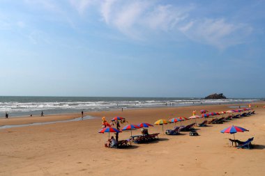 Kiralık şemsiyeli kumsal. Vung Tau. Vietnam. 