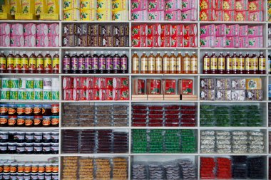 Pazar yerinde her çeşit yerel spesiyalite satılıyor: kurutulmuş meyve ve çay. Dalat. Vietnam. 