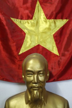 Lider Ho Chi Minh ve komünist Vietnam bayrağının heykeli. Ho Chi Minh Şehri. Vietnam. 