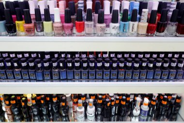 Güzellik Salonu. Çeşitli oje şişeleri. Ho Chi Minh Şehri. Vietnam. 