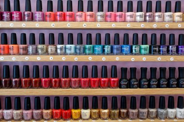 Çok renkli tırnak cilası şişeleri var. Manikür. Ho Chi Minh Şehri. Vietnam. 