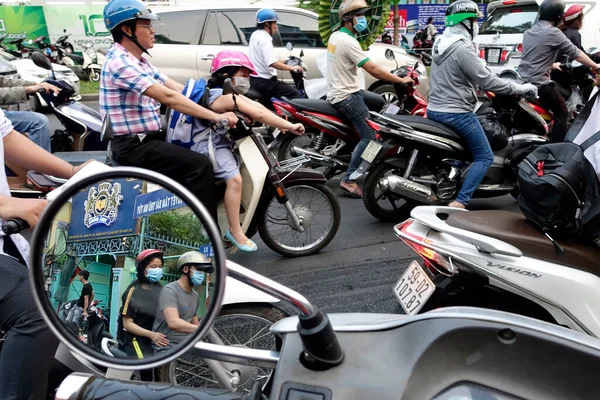 Saigon Caddesi 'ndeki motorlu scooterlar. Ho Chi Minh Şehri. Vietnam. 
