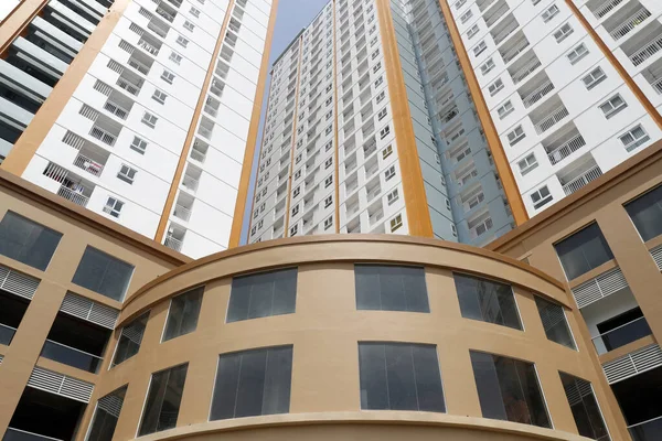 Yeni bir apartmanın mimari ayrıntıları. Vung Tau. Vietnam. 