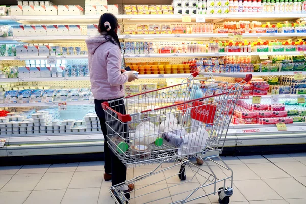 Woman Supermarket Looking Fresh Yogurts Dalat Vietnam — Foto de Stock