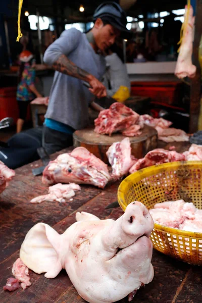Geleneksel market kasabı. Satılık et. Ha Tien. Vietnam. 