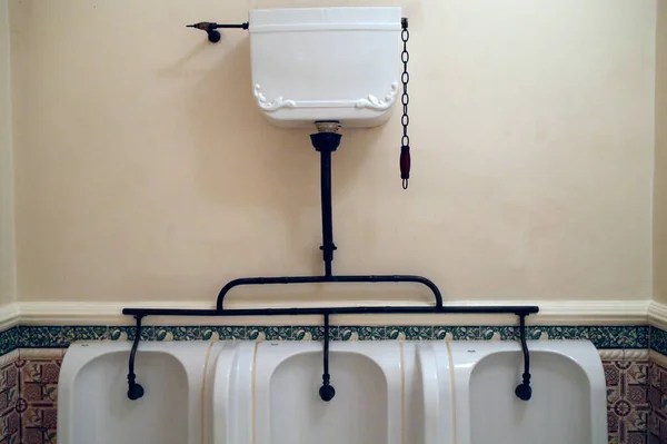 白色殖民旅馆厕所 — 图库照片