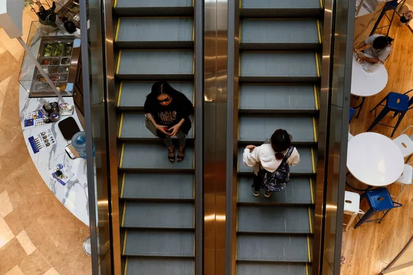 Femmine Una Scala Mobile Nel Centro Commerciale Chi Minh City — Foto Stock