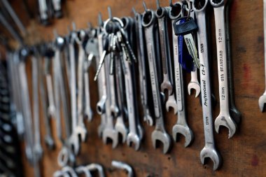 Tahtada asılı duran gargae araçları.