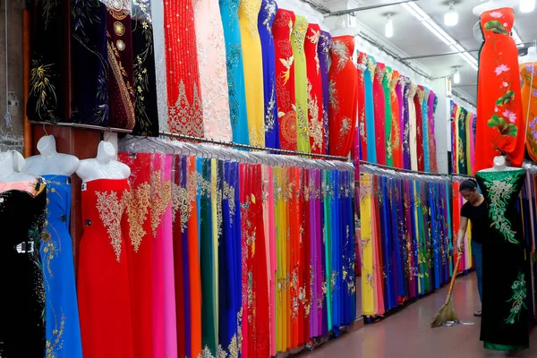 色彩艳丽的越南传统长裙 在商店里出售 胡志明市越南 — 图库照片