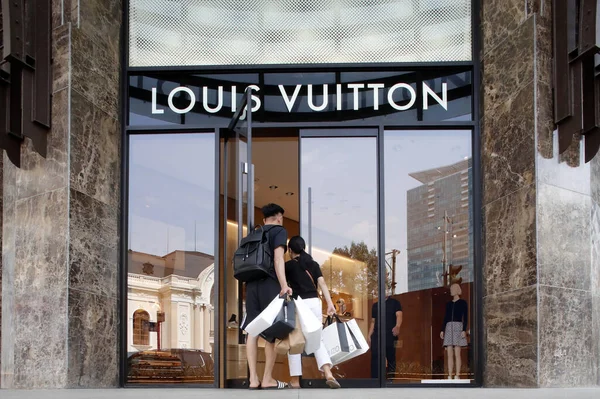 1. Mıntıka 'daki Alışveriş Sokağı Dong Khoi' deki Louis Vuitton Etiket Dükkanı. Ho Chi Minh şehri. Vietnam. 