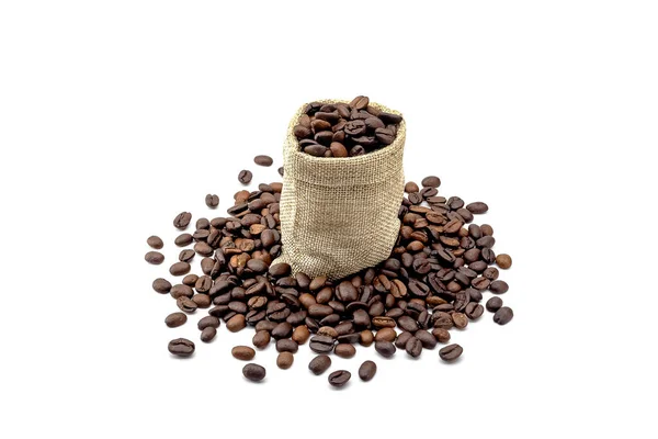 Egy Rakás Pörkölt Kávébab Kenderzsák Fehér Alapon Elkülönítve — Stock Fotó