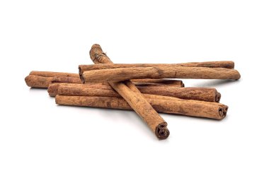 Bitki, kurumuş tarçın kabuğu yığını, beyaz bir arka planda izole edilmiş..