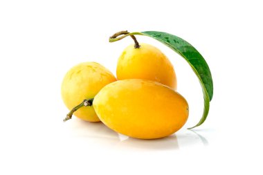 Marian Plum, Plum Mango, sarı taze meyve ve yeşil yaprak. Tatlı ve ekşi bir tadı olan yaz meyvesi. beyaz arkaplanda izole.