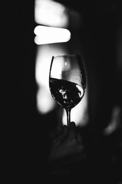 Una Copa Con Vino Blanco Negro — Foto de Stock