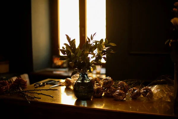 Warm Licht Gouden Tafel Met Bloemen — Stockfoto