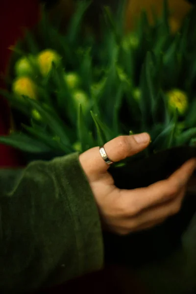 Menina Segurando Buquê Tulipas Frescas — Fotografia de Stock