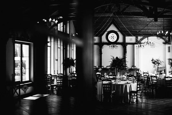 花の装飾と結婚式の部屋の黒と白の写真 — ストック写真