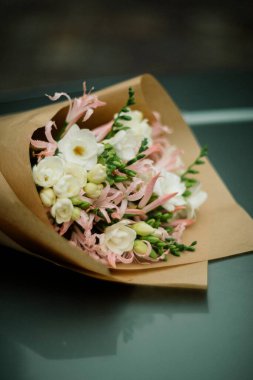 Yeşil bir arabada güzel bir buket