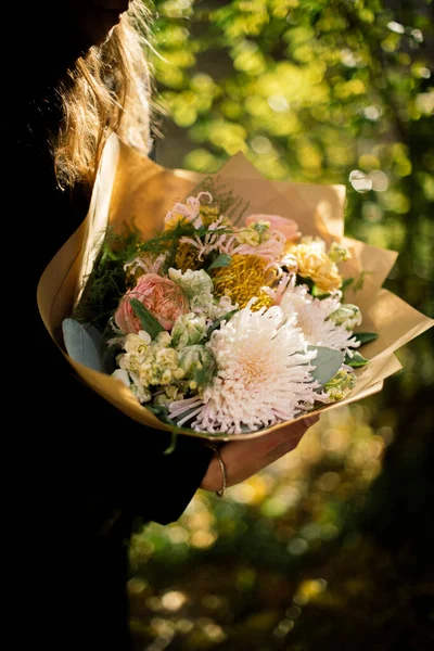 Красивый Солнечный Букет Розовых Белых Цветов — стоковое фото