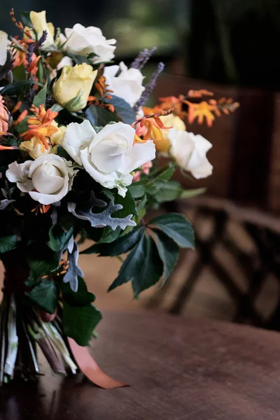 Осенний Букет Цветов Белыми Розами — стоковое фото