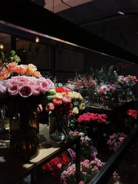 Çiçek Serası Farklı Renkte Çiçeklerle Doludur — Stok fotoğraf