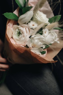 Pembe şakayıklı narin bir buket çiçek.