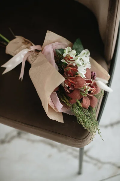 Buquê Com Orquídeas Estilo Delicado — Fotografia de Stock