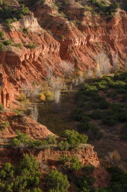 Güneş batarken Caprock Canyons Eyalet Parkı 'nda vadiye bakan bir manzara..