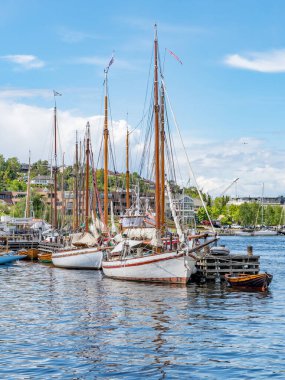 Norveç Fredrikstad rıhtımına bağlı tahta yelkenliler..