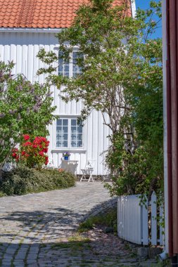 Arendal 'ın eski kasabasında huzurlu bir yaz sahnesi.