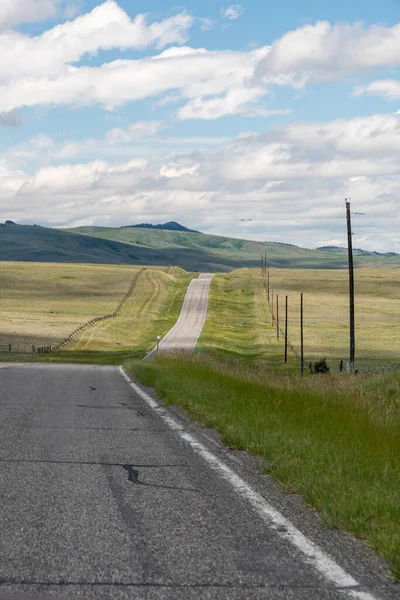 Remote Stretch Road Lined Electricity Poles Rural Montana — 图库照片