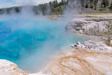 Yellowstone Ulusal Parkı 'ndaki Midway Gayzer Havzası' ndaki Excelsior Gayzer Havuzu..
