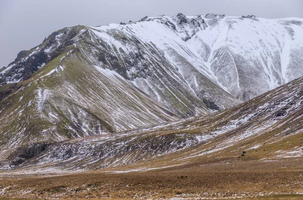 Dusting Snow Mountains Iceland Winter Achieve Painterly Effect Muted Yet — 图库照片