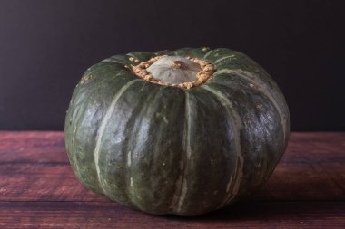 İzole edilmiş bir Japon balkabağı küp ve kızartılmaya hazır..