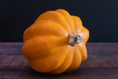 Bahçeden toplanmış ıssız bir palamut kabağı..