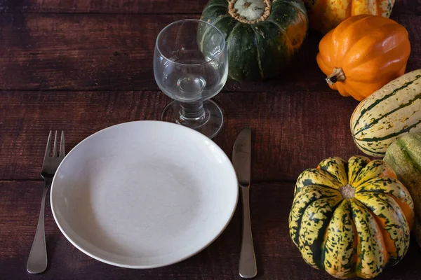 秋天收获的南瓜和一盘平底锅 还有一个准备上菜的杯子 — 图库照片
