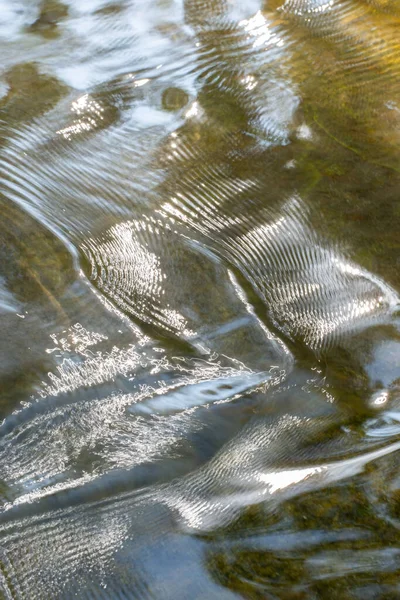 Lumière Soleil Créant Des Motifs Sur Eau Courante Dans Étang — Photo