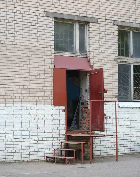 Open Rode Metalen Toegangsdeur Naar Het Gebouw Met Een Veranda — Stockfoto