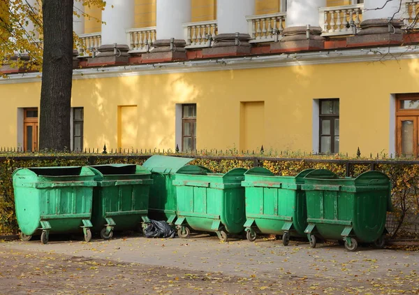 Contenedores Móviles Basura Verde Plástico Pared Amarilla Del Antiguo Edificio — Foto de Stock