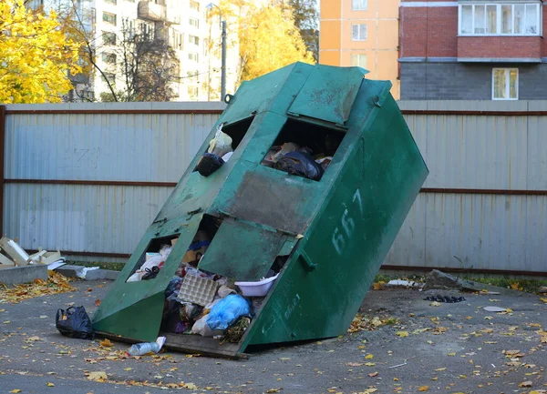 廃棄物の場所で緑の金属ゴミ容器を覆した — ストック写真